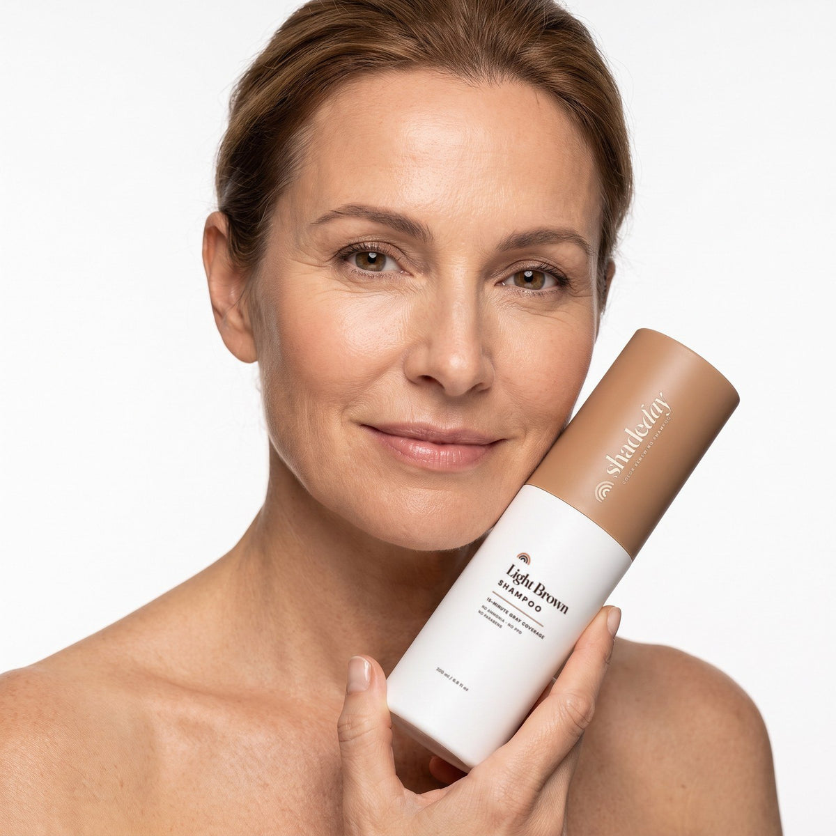 Woman with the Shadeday tube in Light Brown